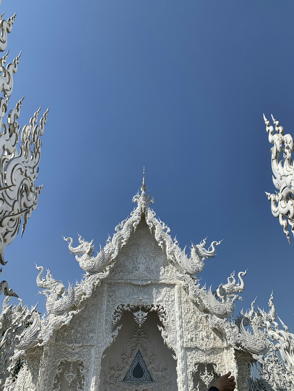 arco floreale bianco e grigio sotto il cielo blu durante il giorno