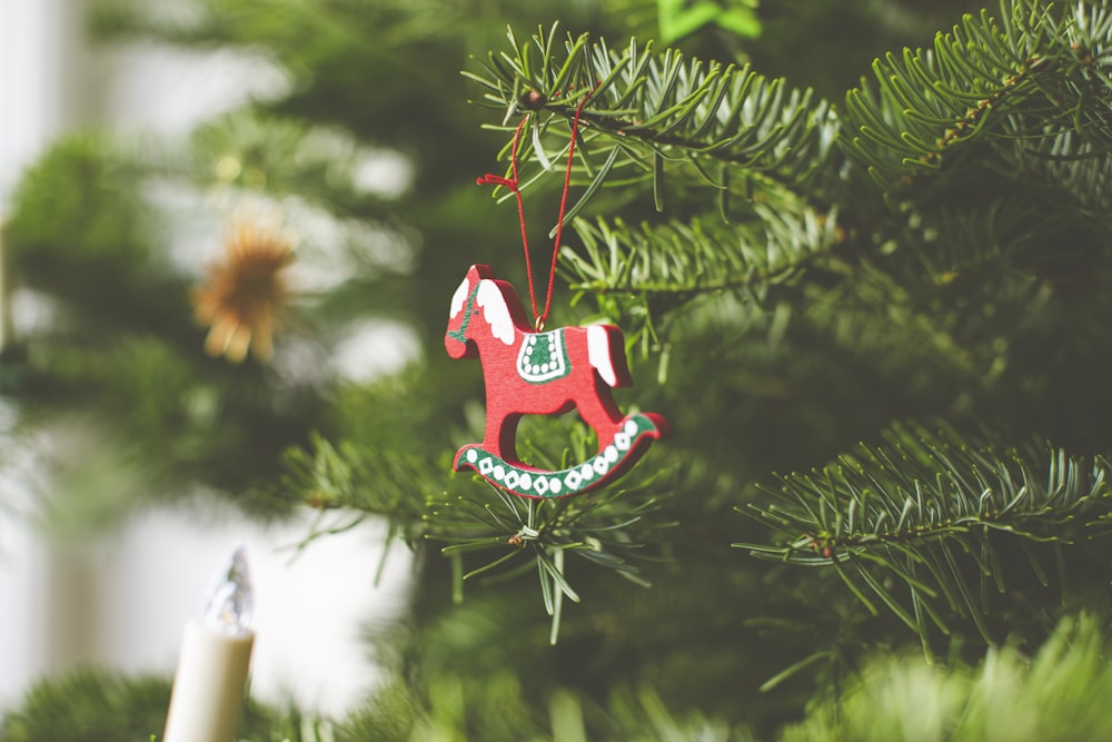 ornamento rosso e bianco dell'albero di natale