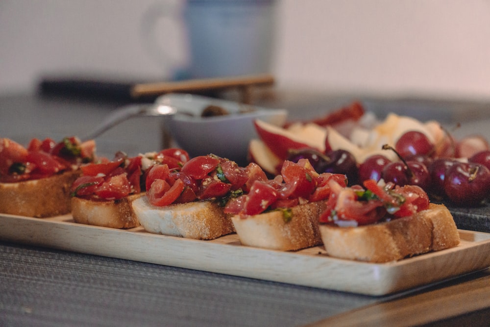 fraises tranchées sur pain sur assiette en céramique blanche