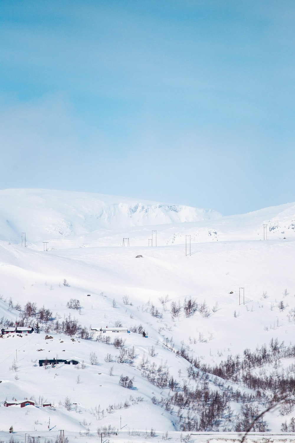 Montaña cubierta de nieve bajo el cielo azul durante el día