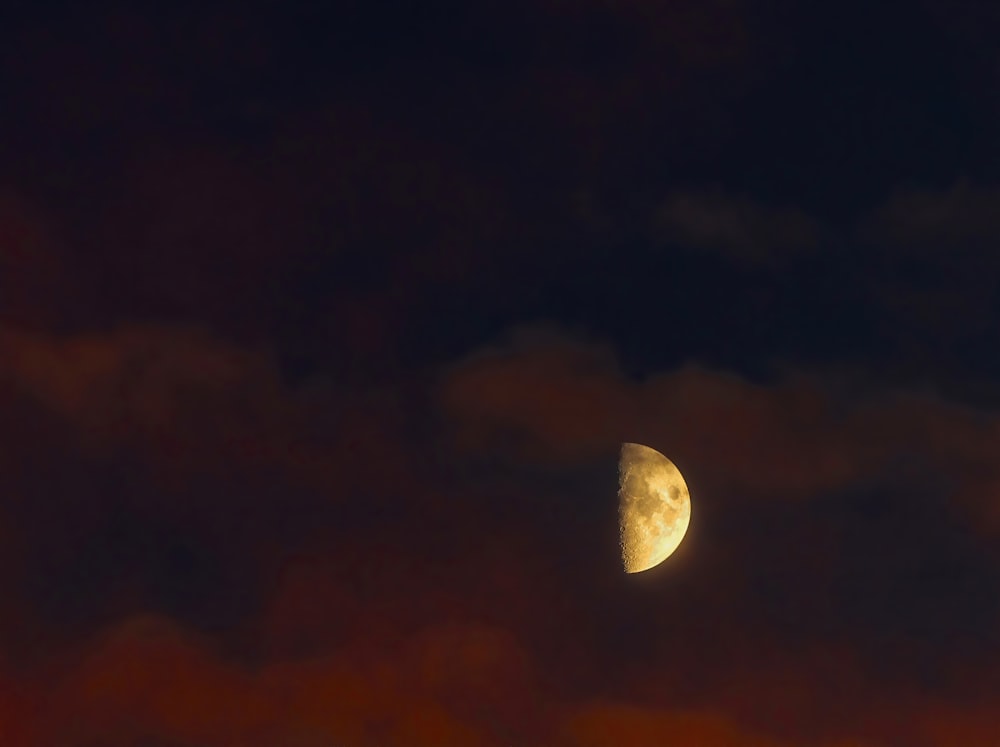 pleine lune dans le ciel