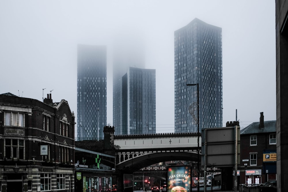 Bâtiments de la ville sous le ciel blanc pendant la journée