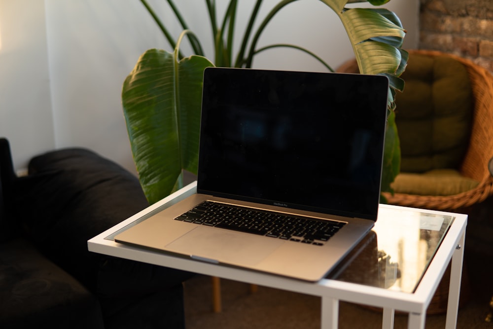 MacBook Pro sobre mesa de madera marrón