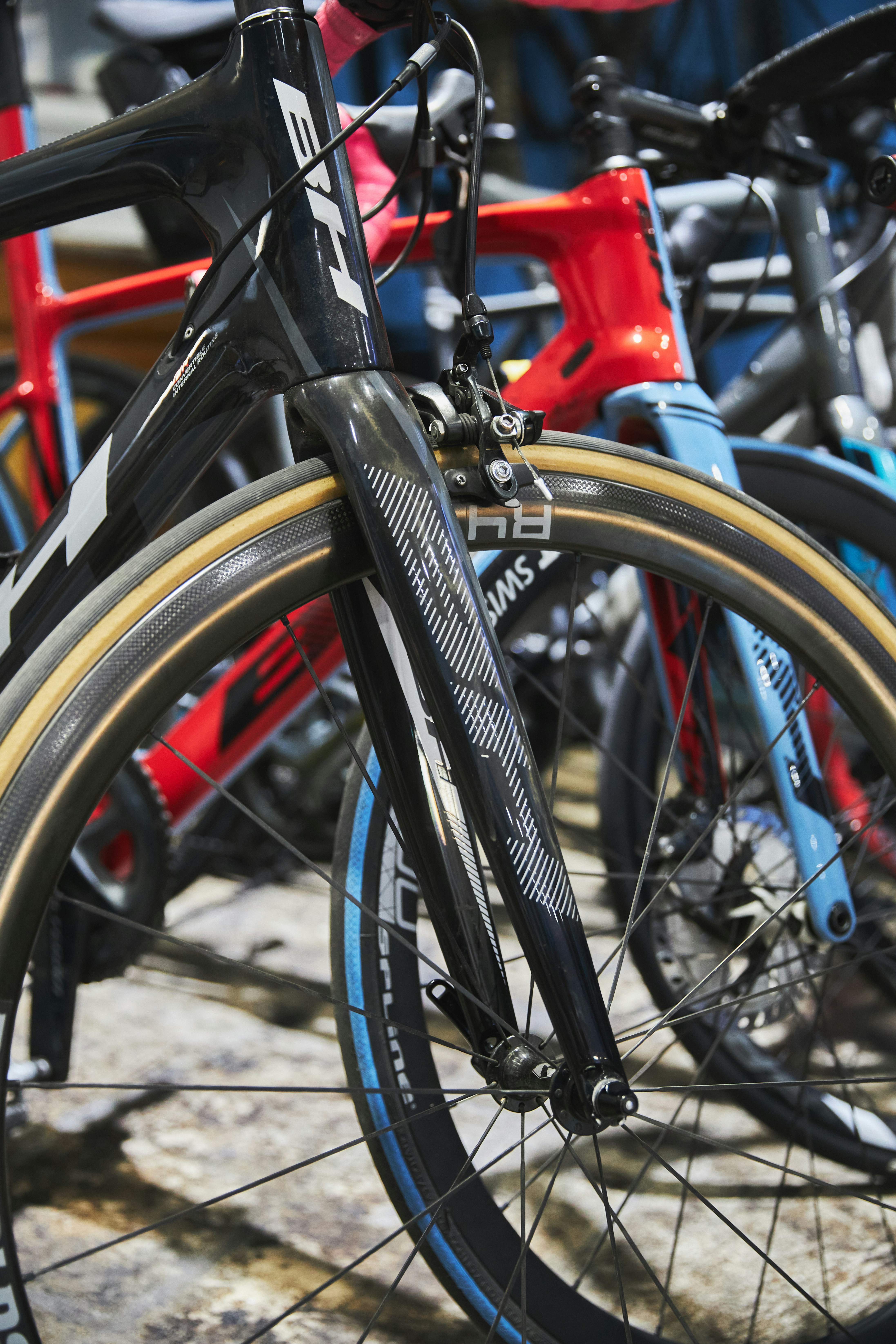 schwarz-braunes Fahrrad auf grauem Betonboden