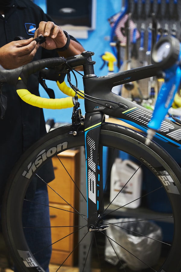 Mechaniker hält ein Fahrradlaufrad