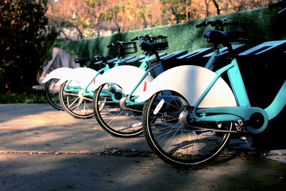 Vélos blancs et noirs sur un chemin de terre brun pendant la journée