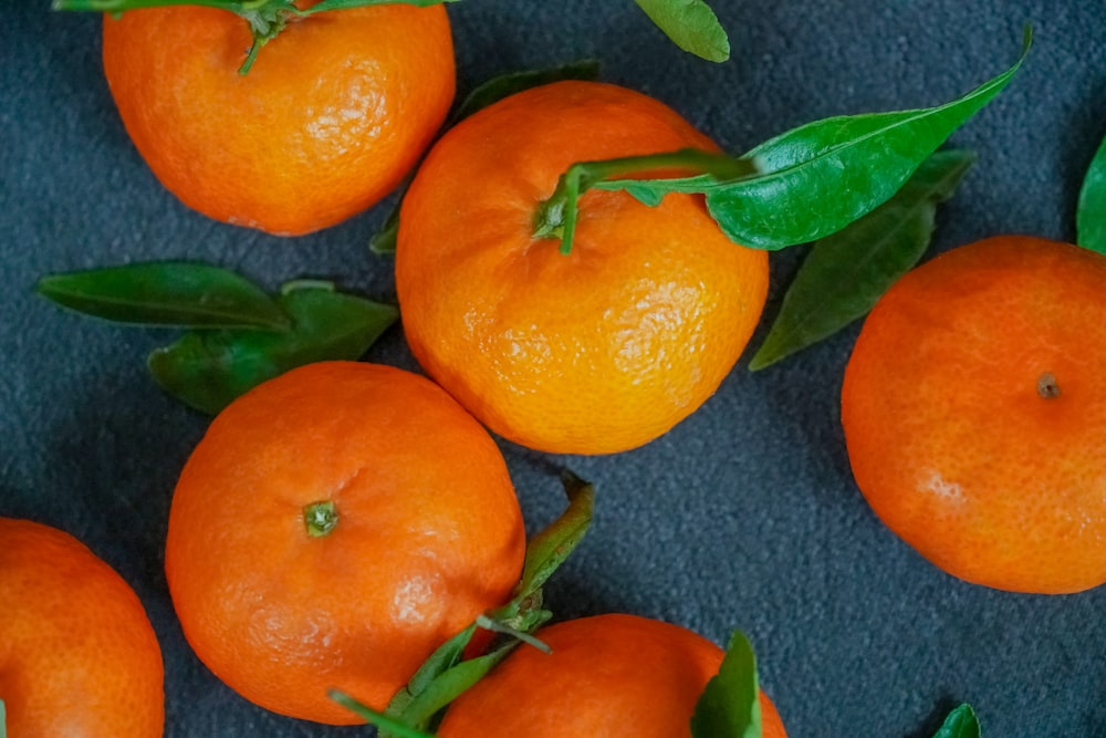 Orangenfrüchte auf grauem Textil