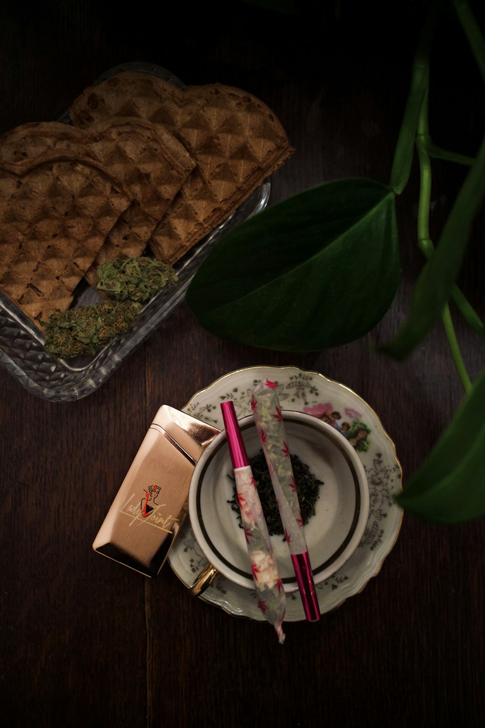 Assiette en céramique florale blanche et verte