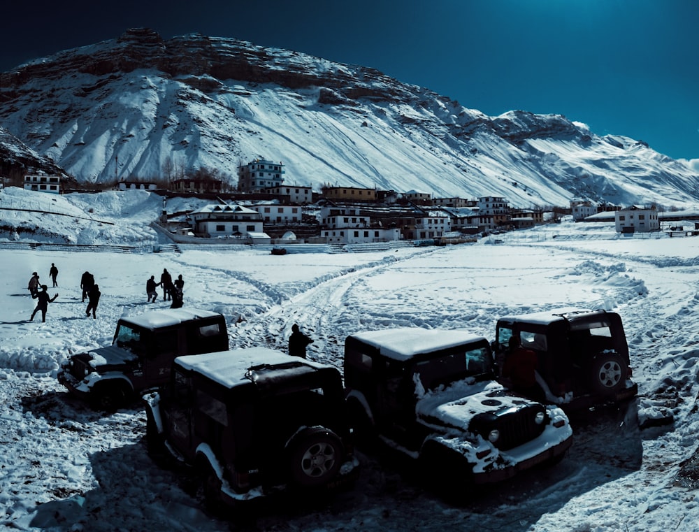 schwarz-grauer Traktor tagsüber auf schneebedecktem Boden
