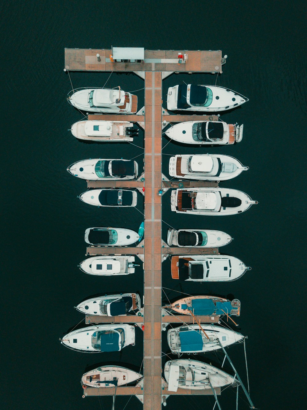 barco branco e marrom no corpo de água durante o dia