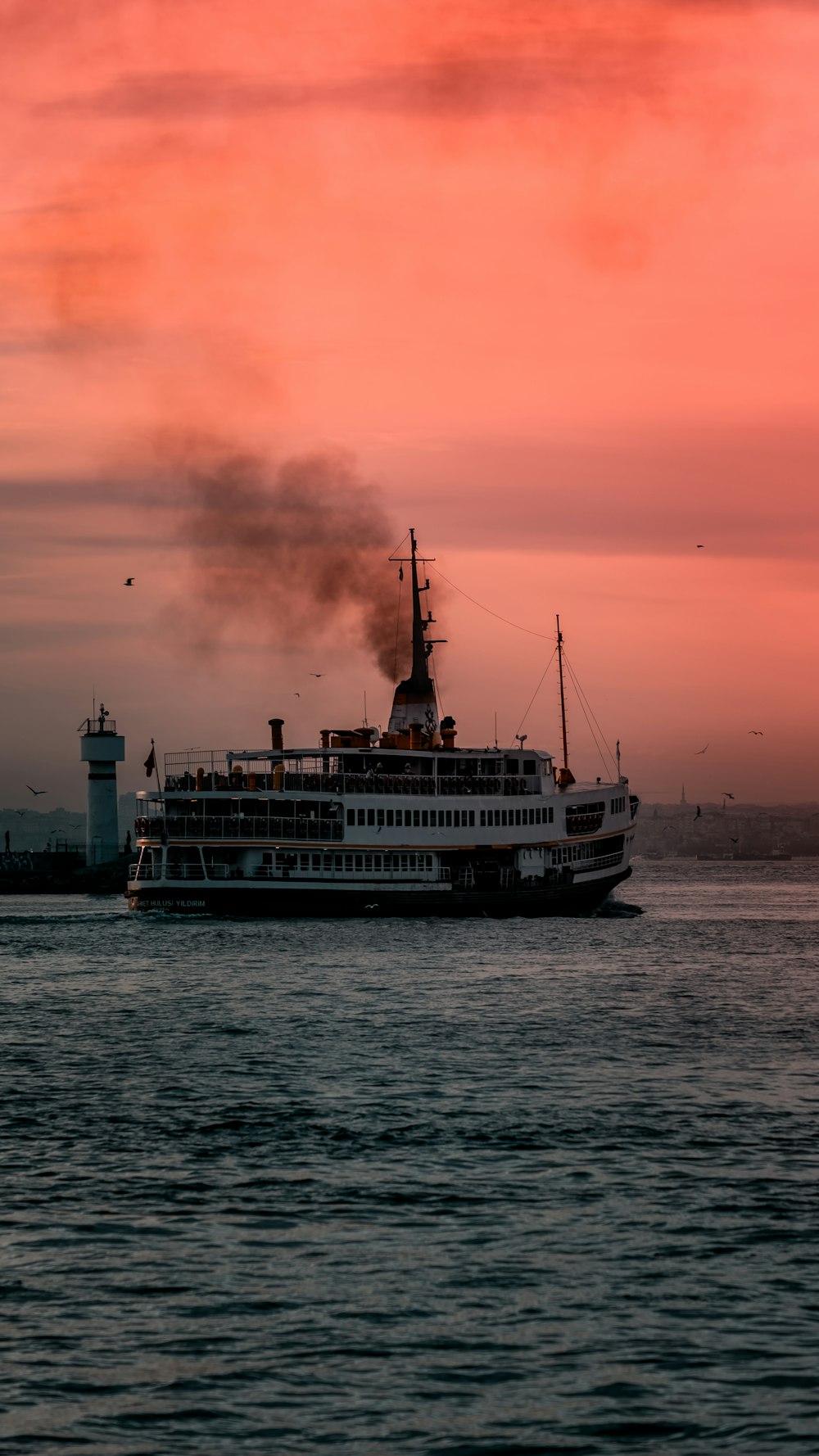 barco blanco en el mar durante la puesta del sol