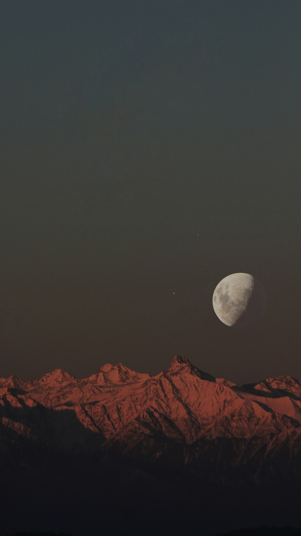Montaña cubierta de nieve bajo la luna llena