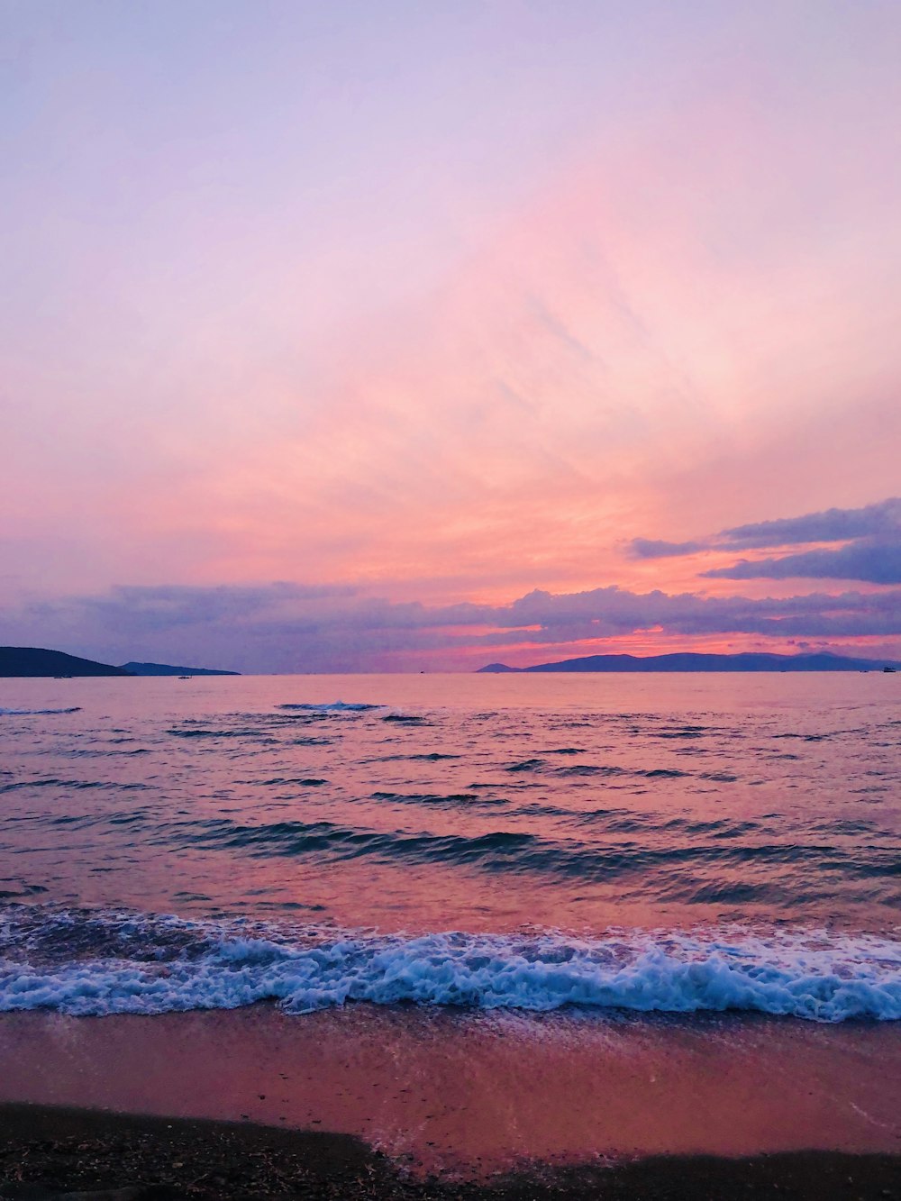 Hãy đắm mình trong một thế giới màu hồng tuyệt đẹp của đại dương hồng. Nơi đây, những con cọp biển đầy màu sắc và những ngọn san hô mềm mại sẽ đưa bạn đến những giấc mơ ngọt ngào.