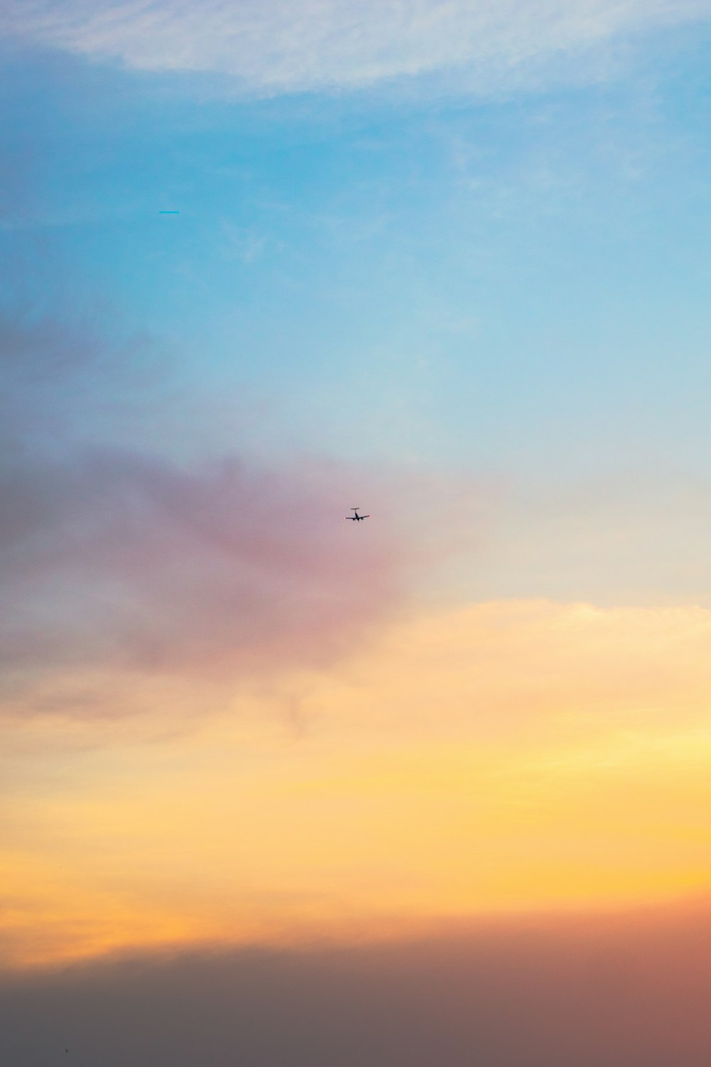 avião voando no céu durante o dia
