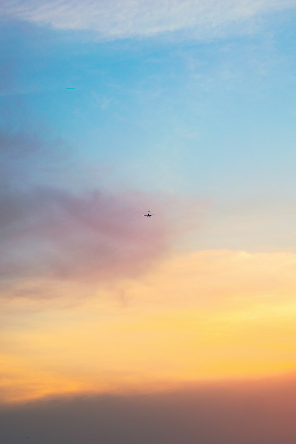 Avión volando en el cielo durante el día