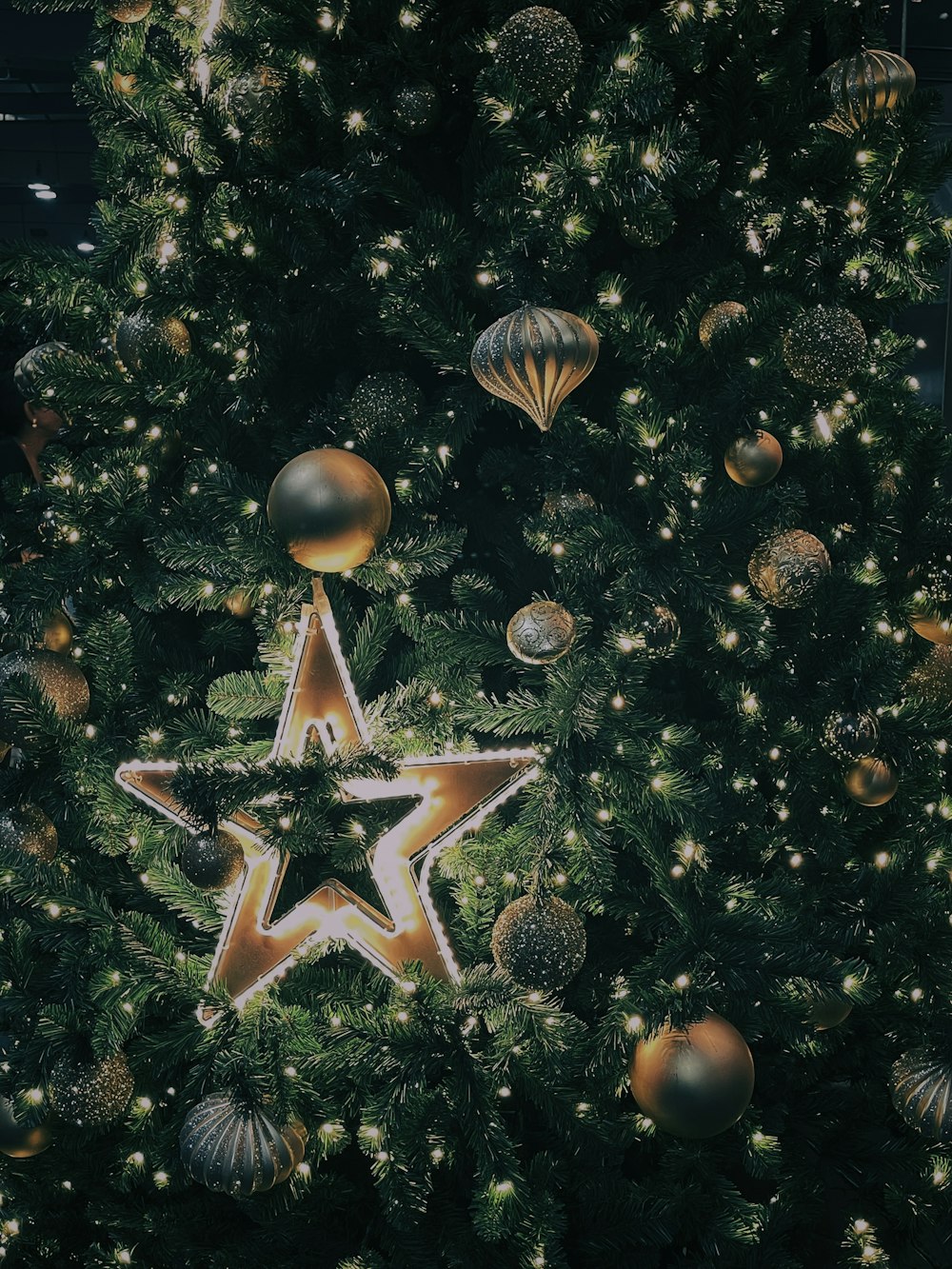 Boules d’or et d’argent sur sapin de Noël