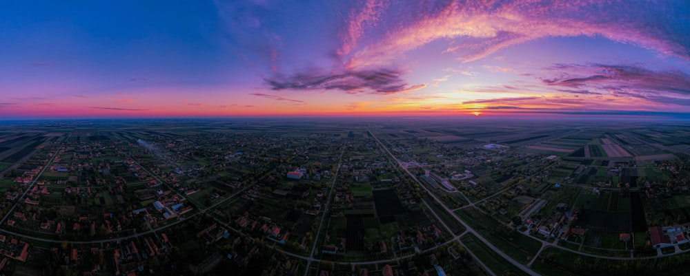 夕暮れ時の青空の下に高層ビルが立ち並ぶ街