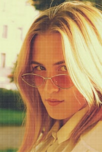 A model showcasing stylish sunglasses in an outdoor setting.