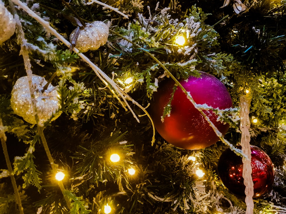 enfeites vermelhos e prateados na árvore de Natal verde