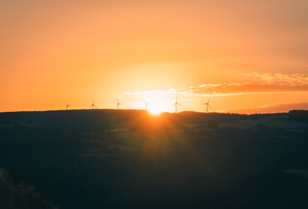 silhouette di montagna durante il tramonto