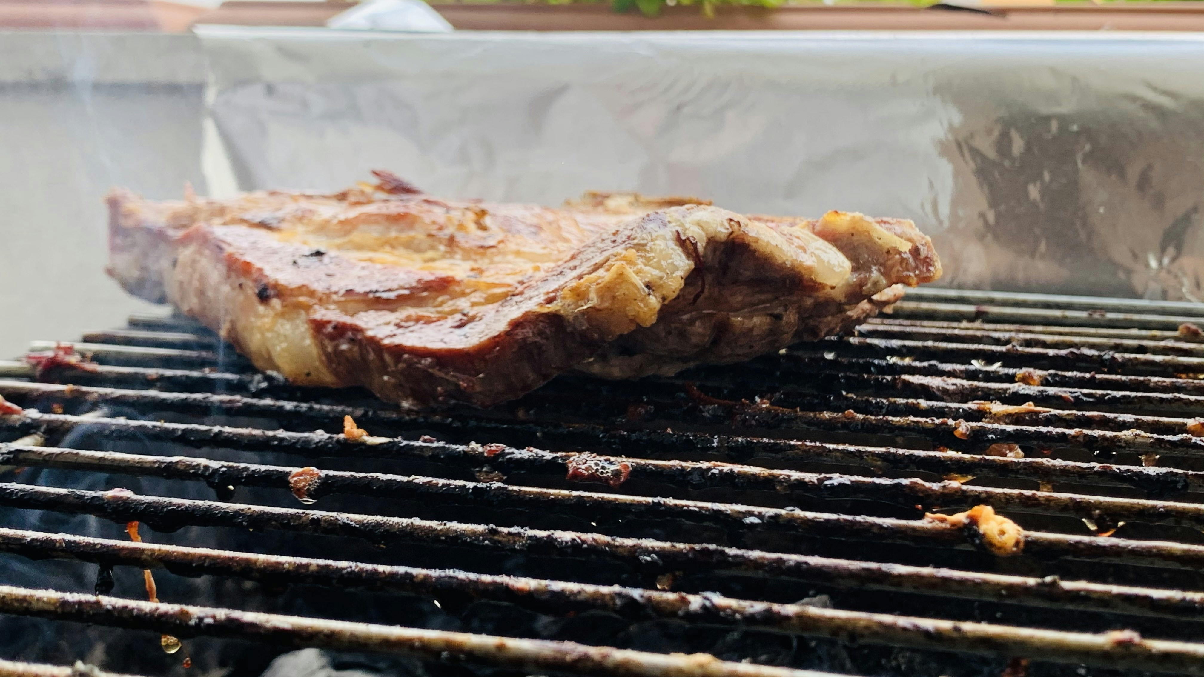 Grillrestoran, mahlane steik grillil, söed ja suits, premium liharoog