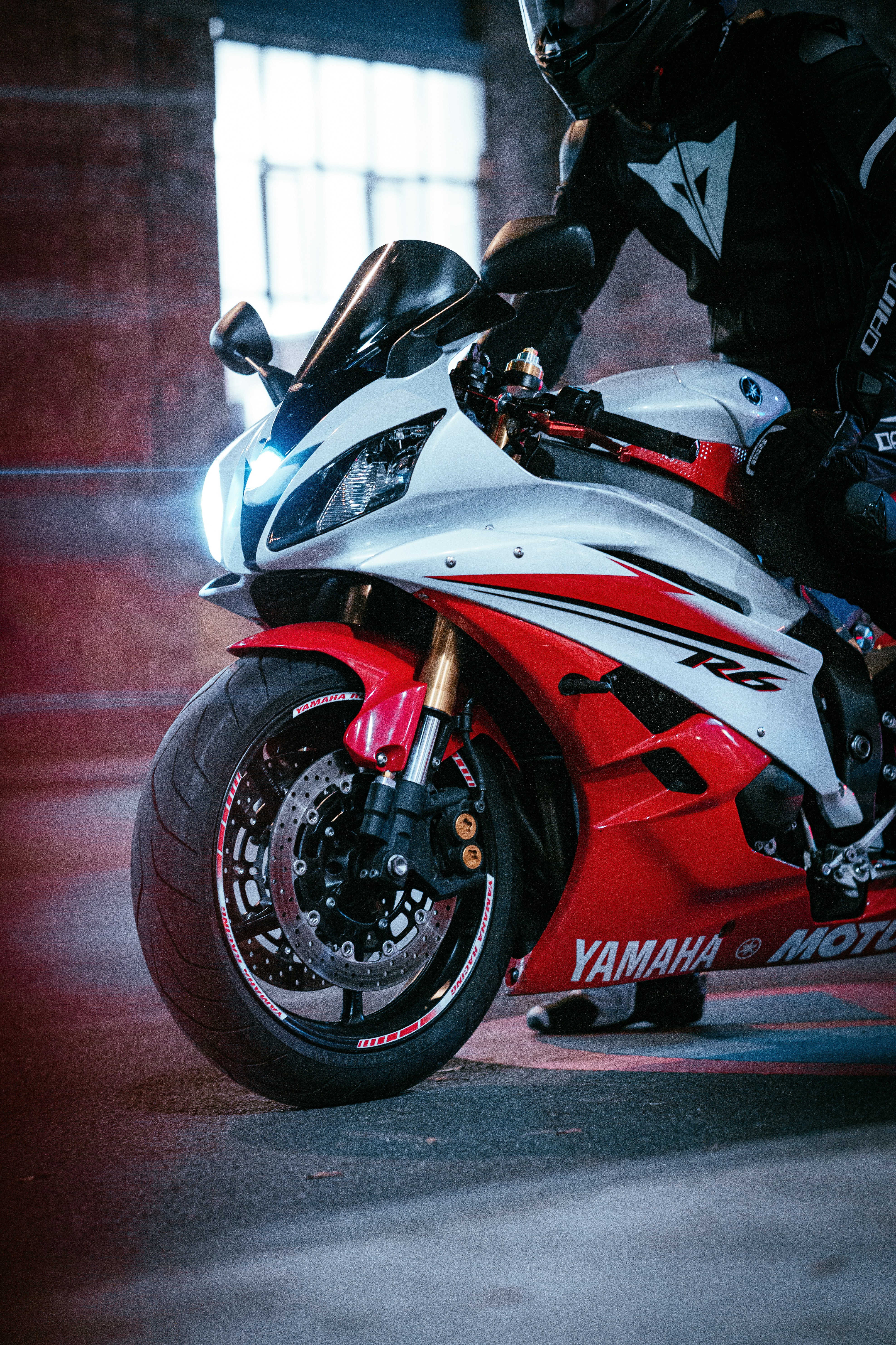 赤と黒のホンダ スポーツ バイクの写真 Unsplashで見つける夜の無料写真