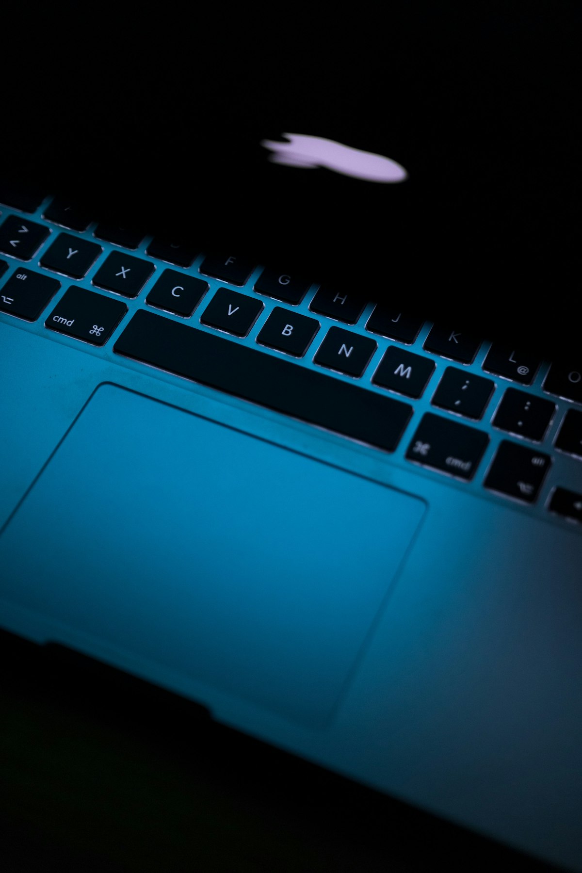 MacBook Pro sobre mesa, tela de laptop Apple