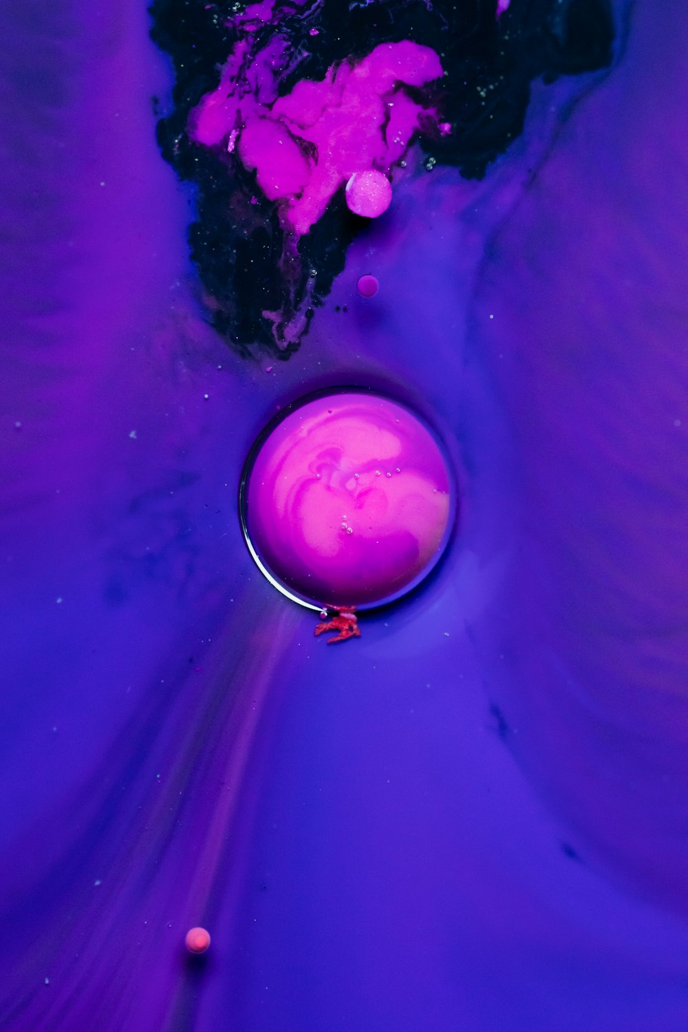 青い水に紫の水滴