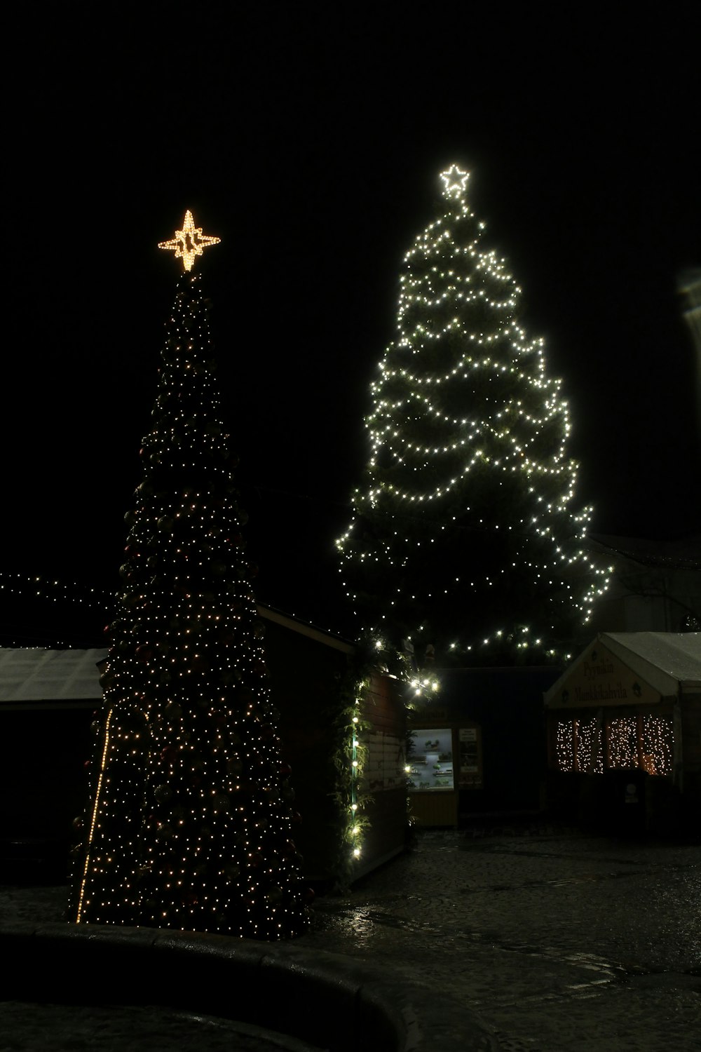 Arbre de Noël avec guirlandes lumineuses allumées pendant la nuit