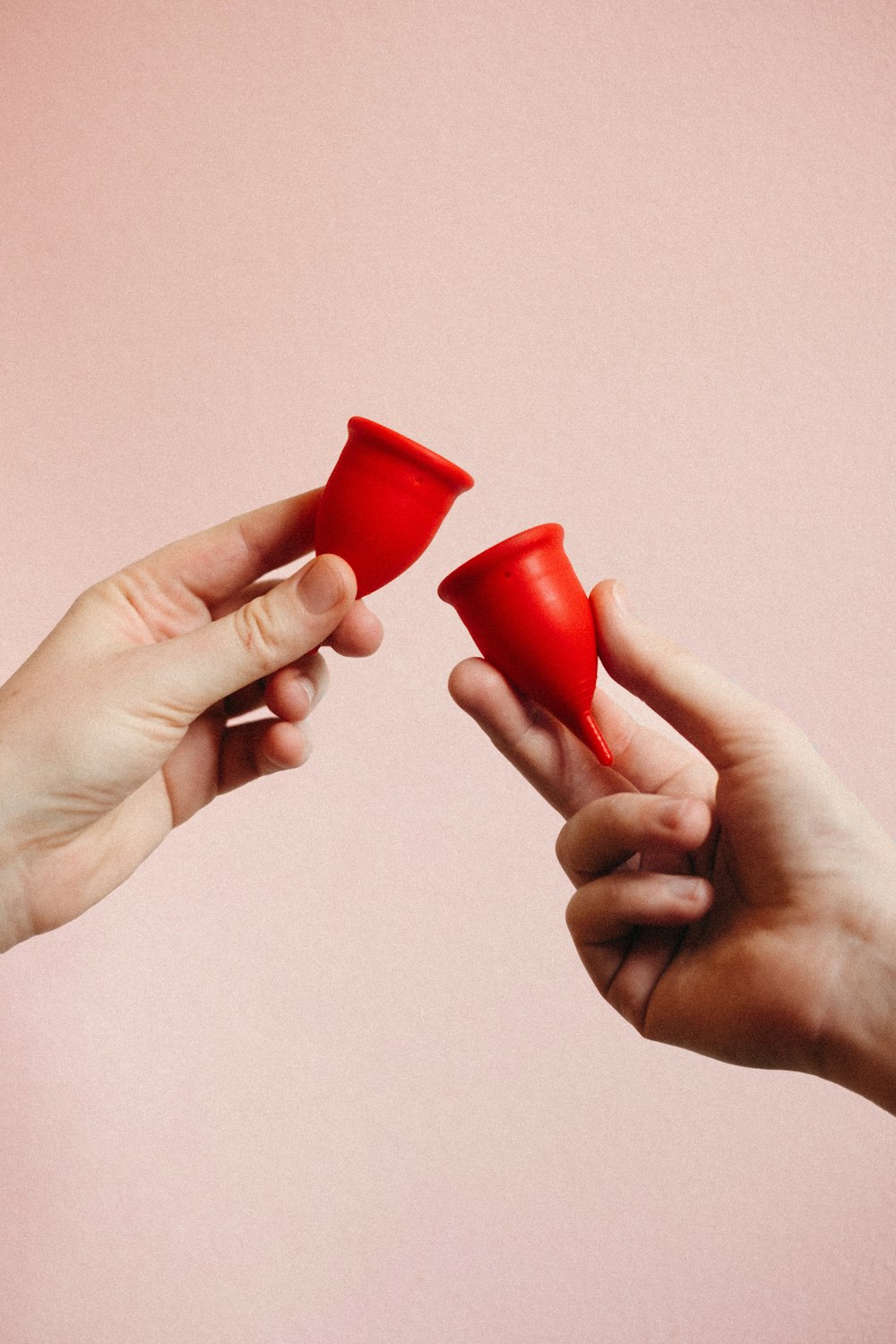 pessoa que segura o ornamento vermelho da forma do coração