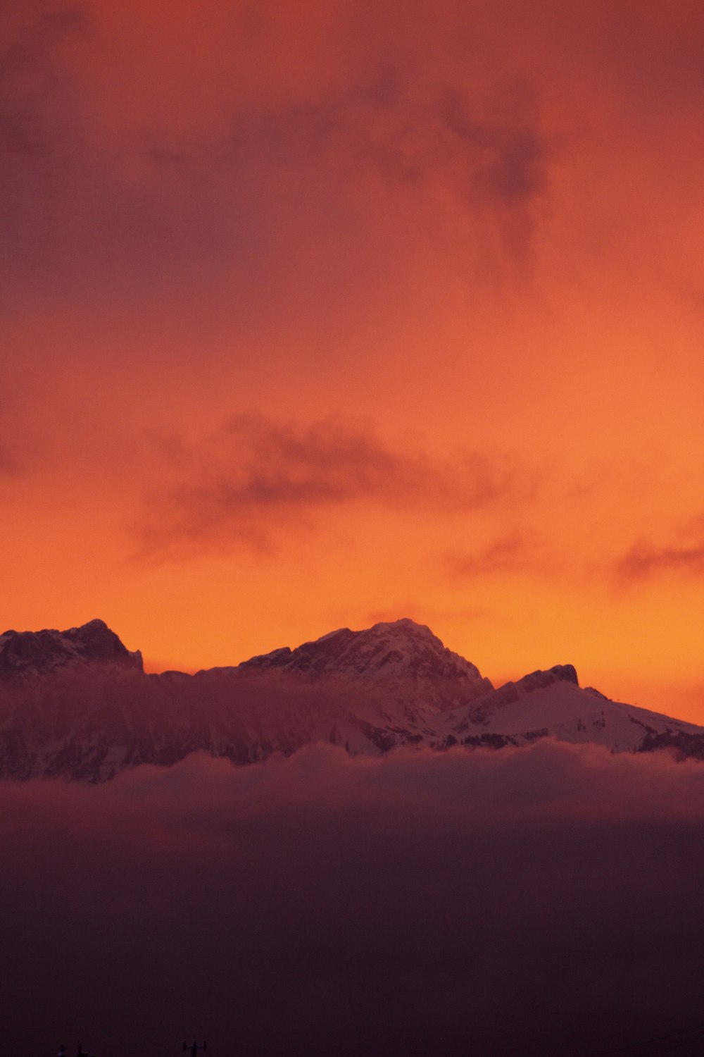 Schneebedeckter Berg unter blauem Himmel