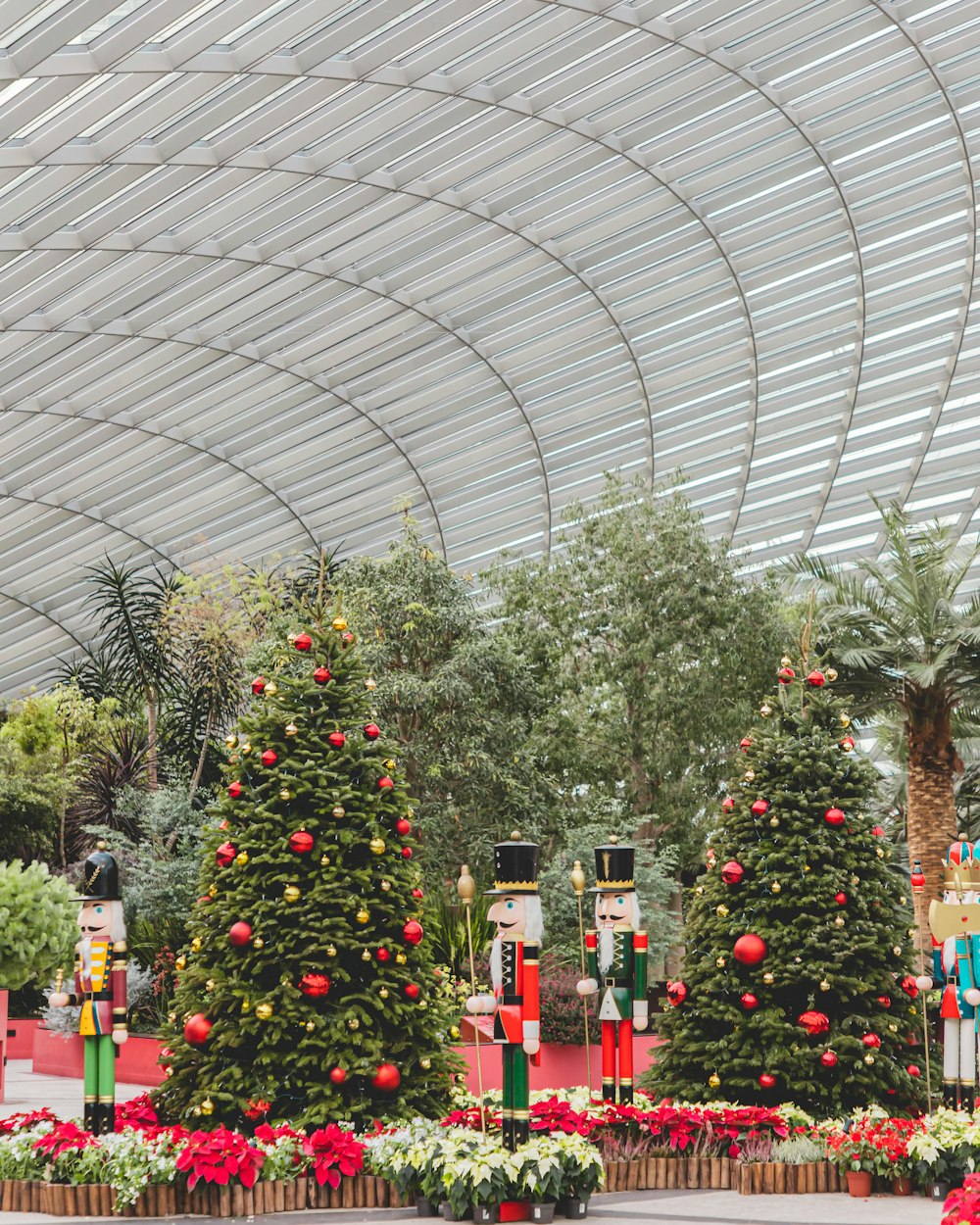 Árbol de Navidad verde con bolas rojas