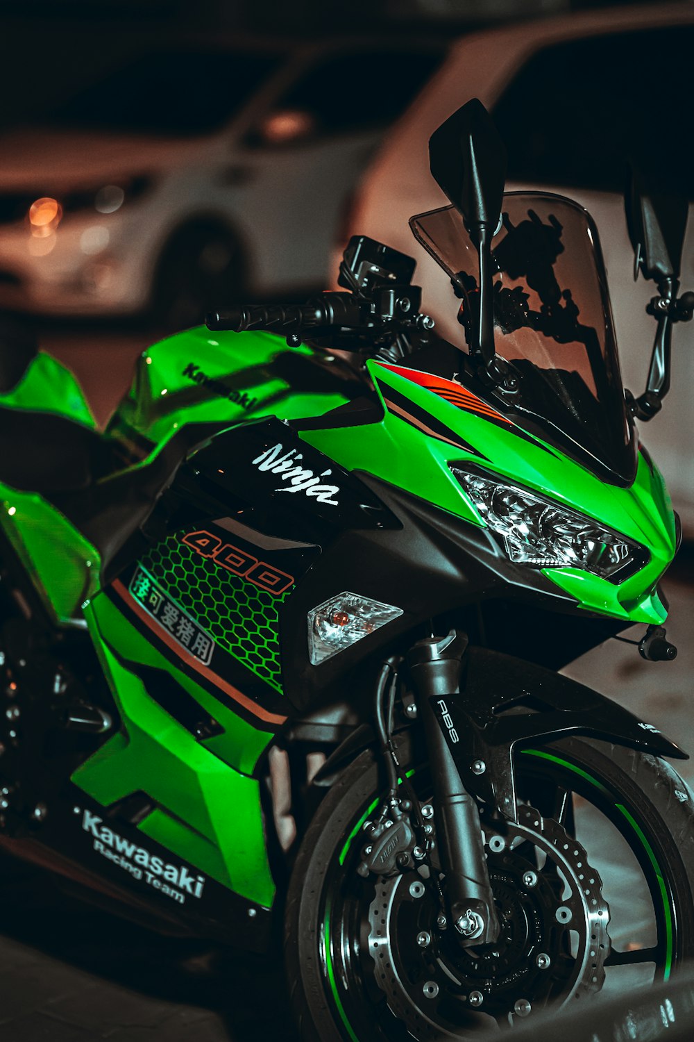 녹색과 검은 색 혼다 오토바이