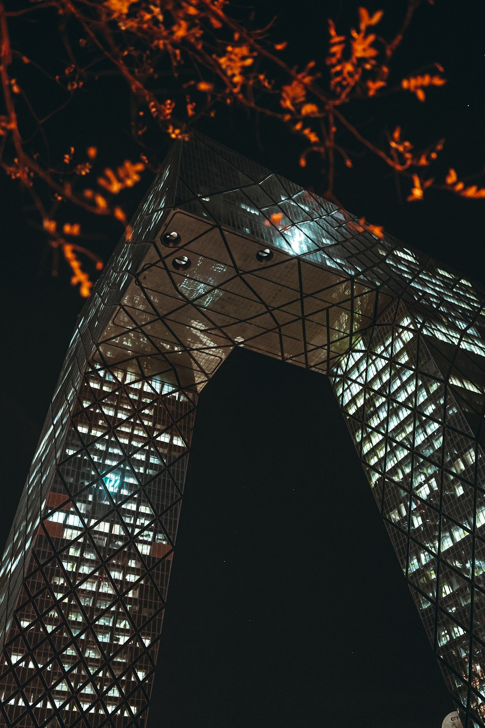 Edificio con estructura metálica negra durante la noche