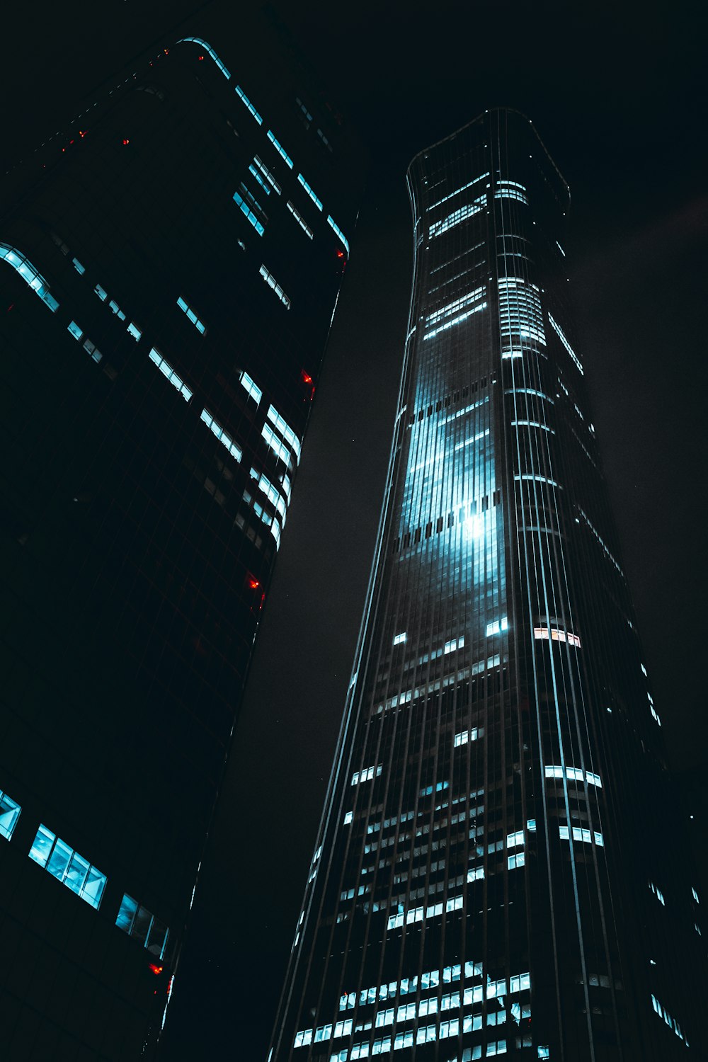 黒と青の高層ビル