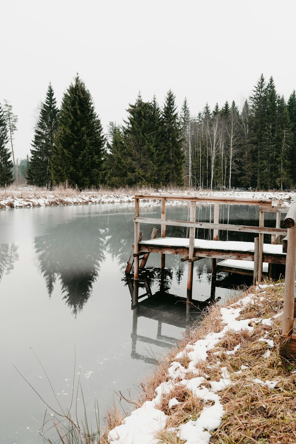 Quai en bois brun sur le lac pendant la journée