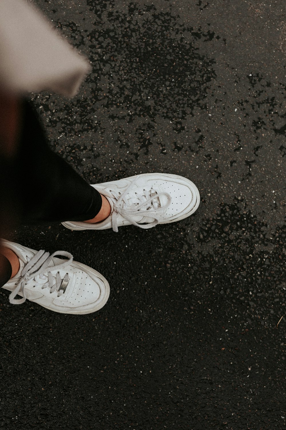 Foto persona con zapatillas nike blancas – Imagen Gris gratis en Unsplash