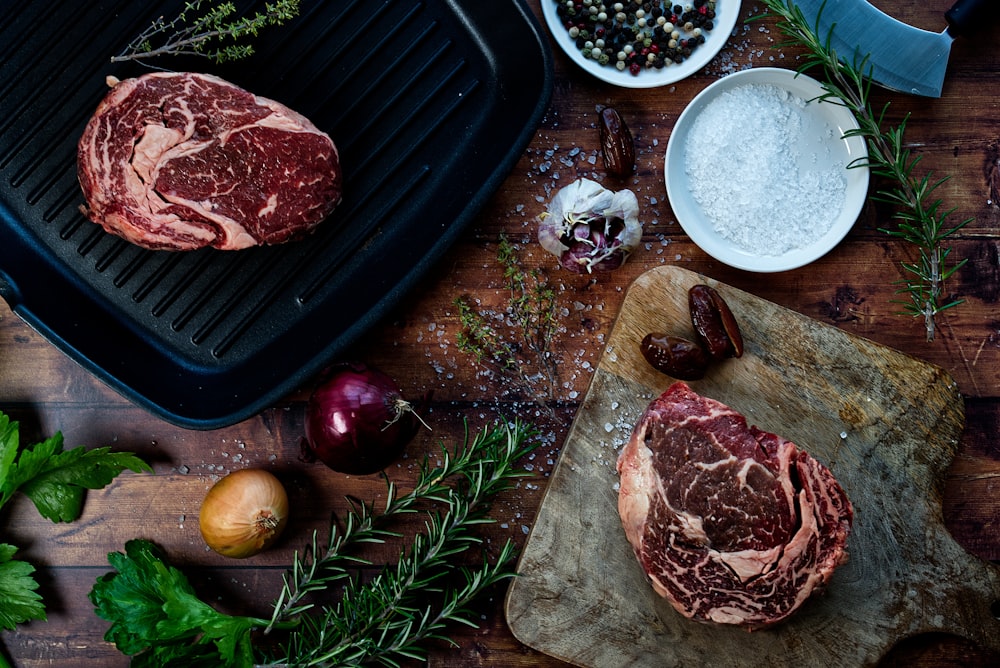 rohes Fleisch auf schwarzem Grill