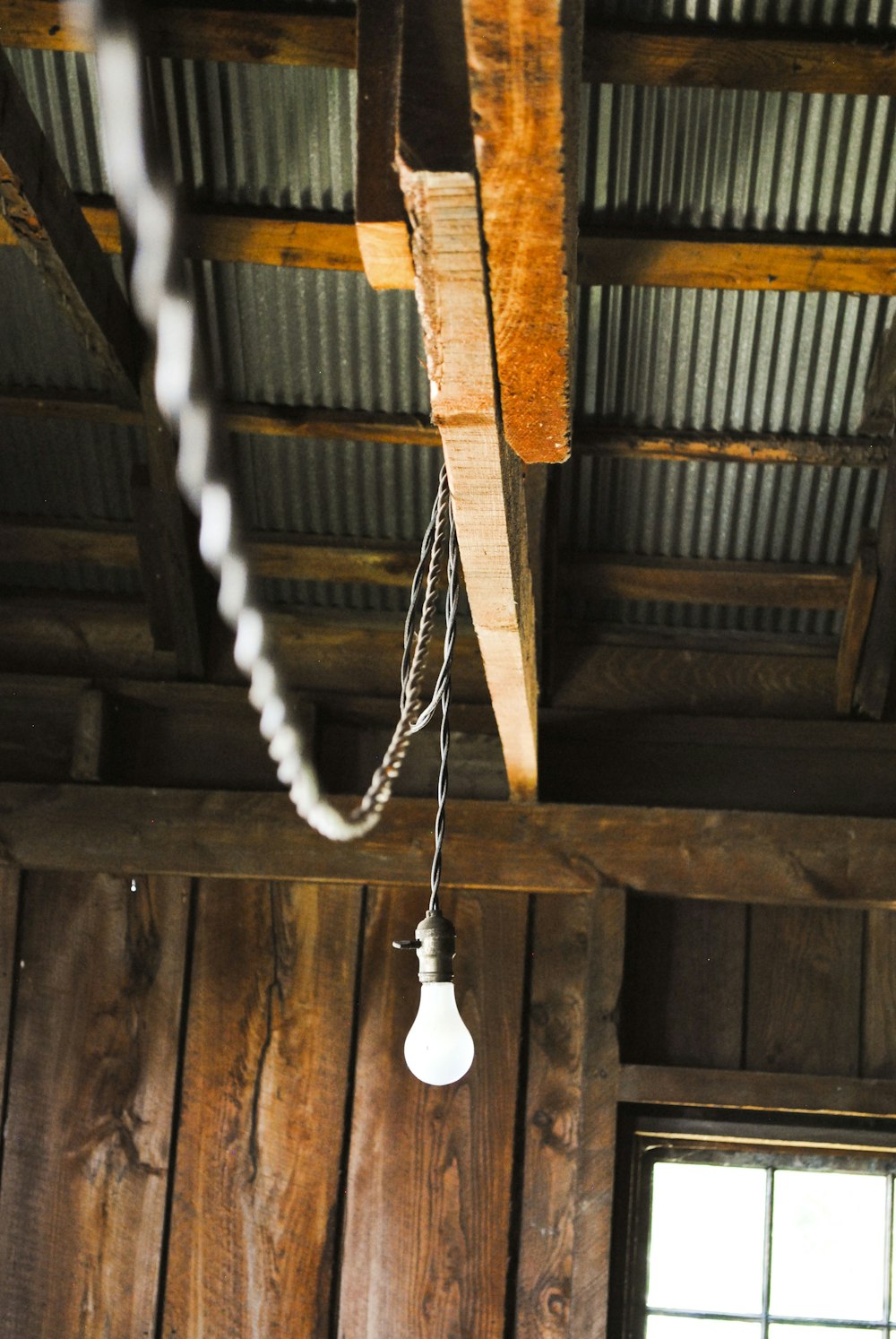 茶色の木製の天井に白い電球
