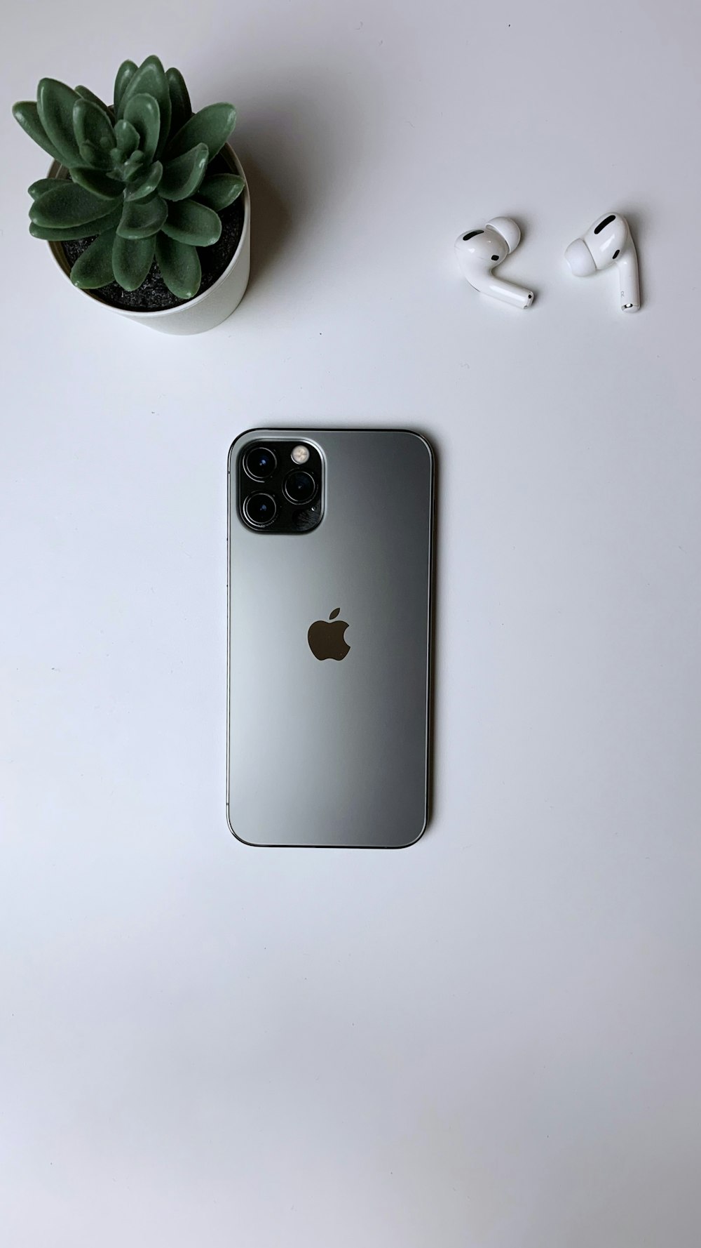 iPhone 5 C blanco sobre mesa blanca