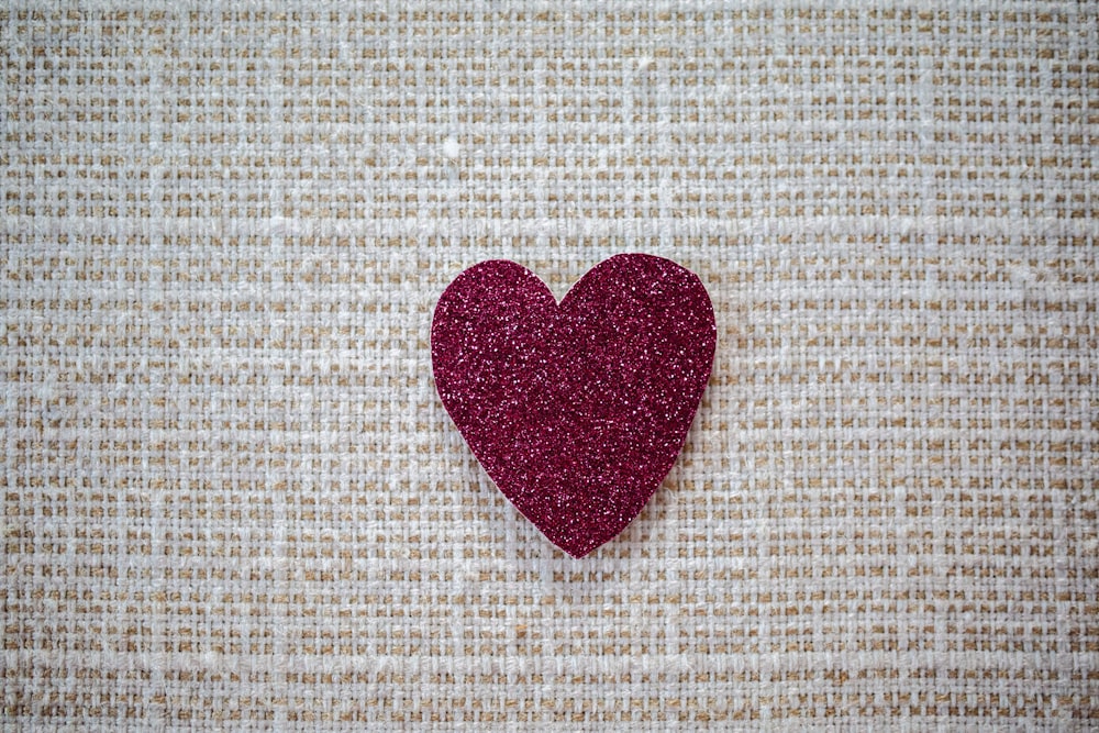 coeur rouge en forme de textile rayé marron et blanc