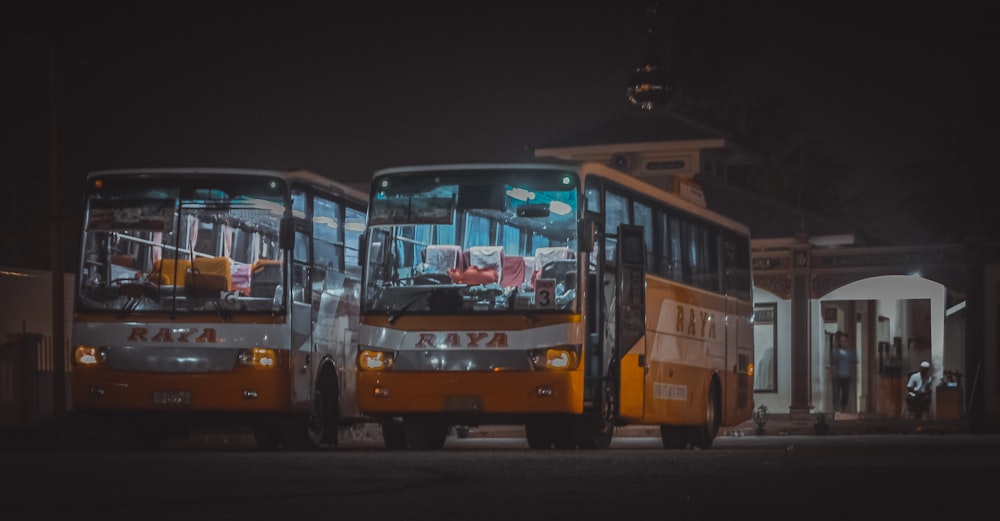 Autobús amarillo y rojo en la carretera durante la noche