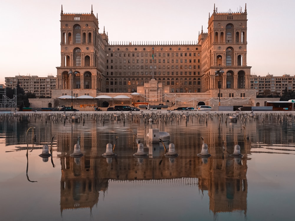 edificio in cemento marrone vicino allo specchio d'acqua durante il giorno