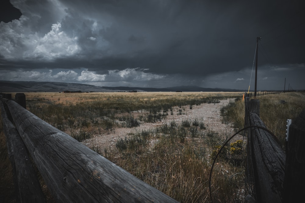 campo de hierba verde bajo el cielo nublado durante el día