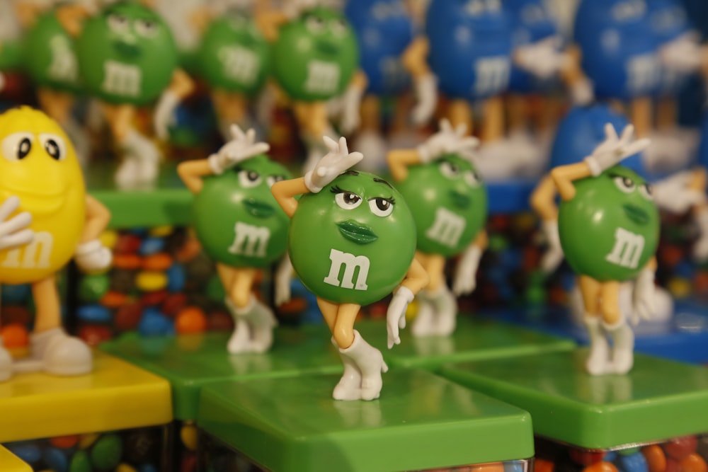 Grüne M MS Figur