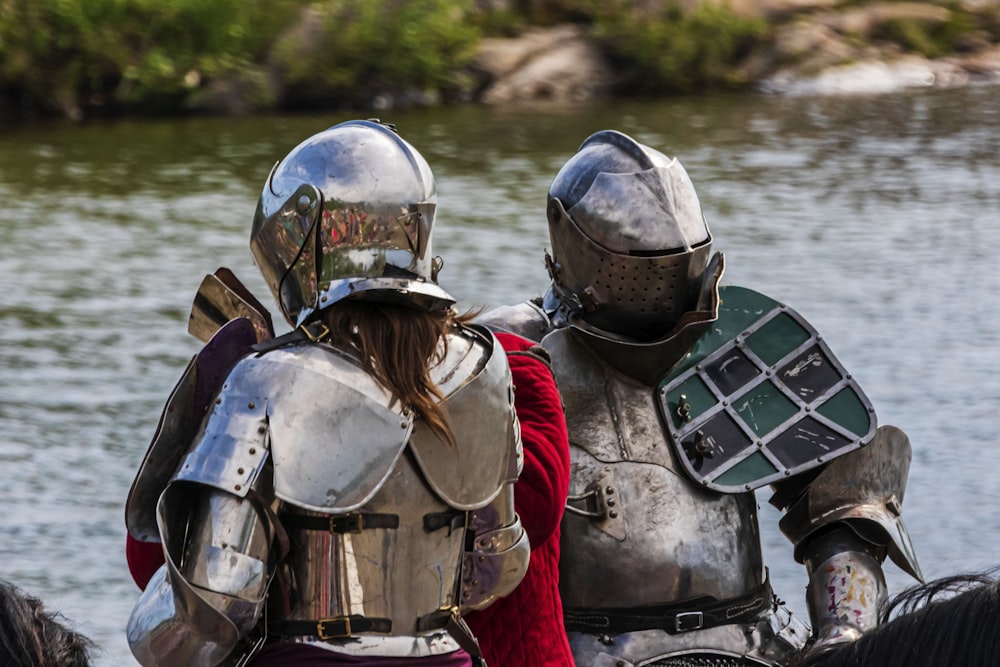 uomo in gilet rosso e nero che indossa il casco