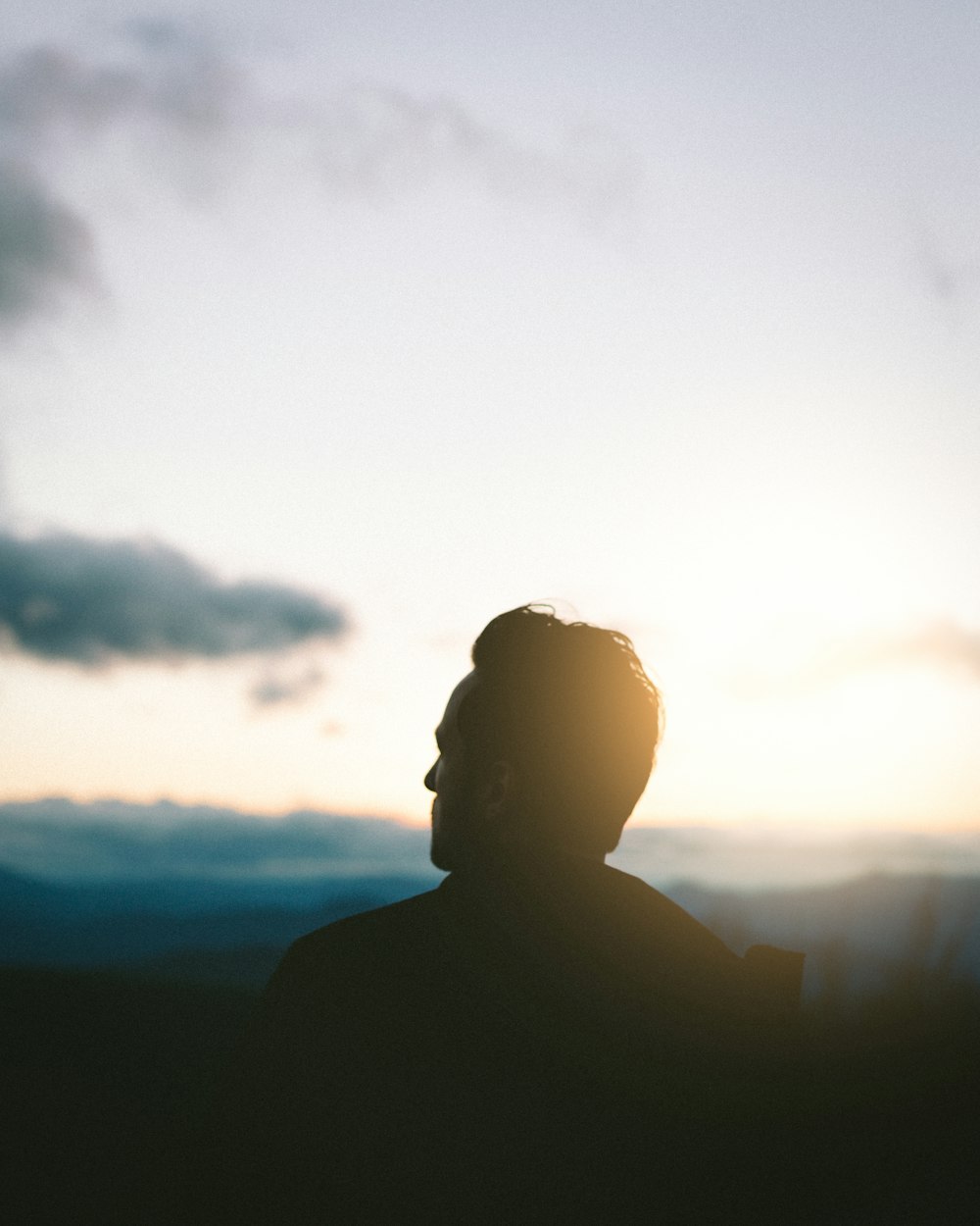 Silueta del hombre durante la puesta del sol