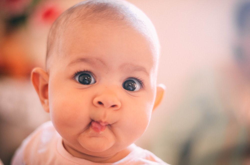 bébé en chemise blanche à col rond