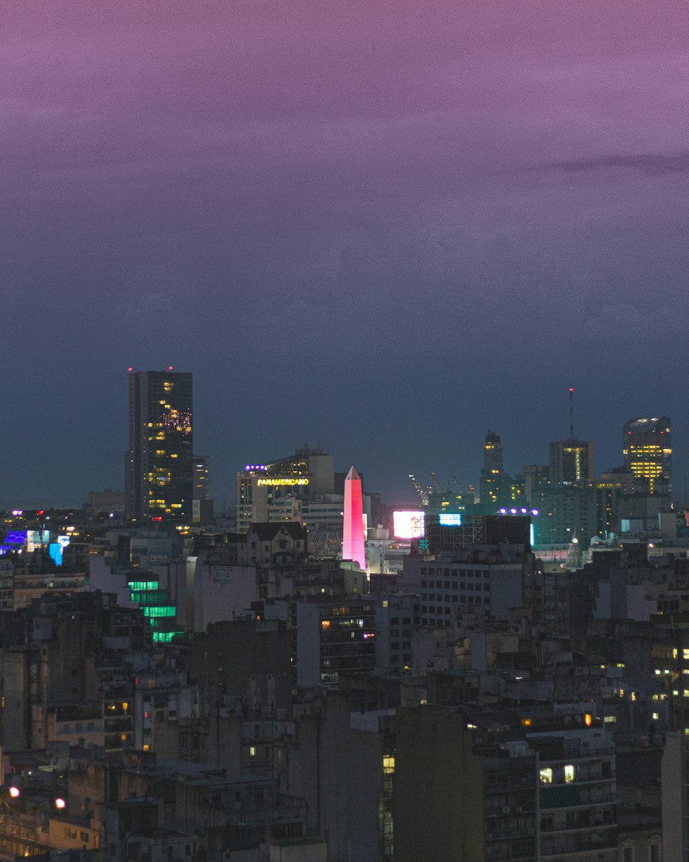 夜間の高層ビルが立ち並ぶ街