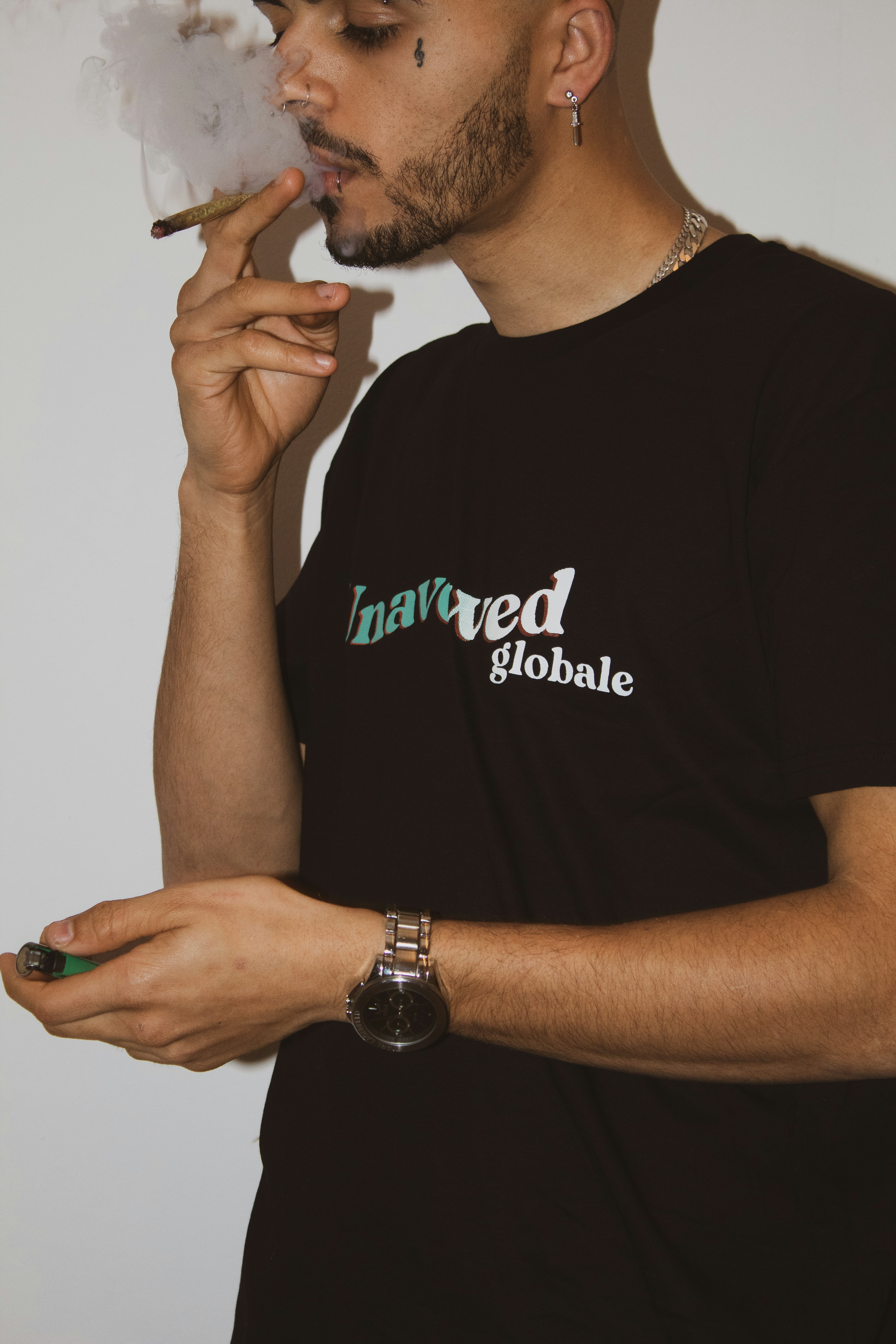 homme en noir ras du cou t-shirt portant une montre noire